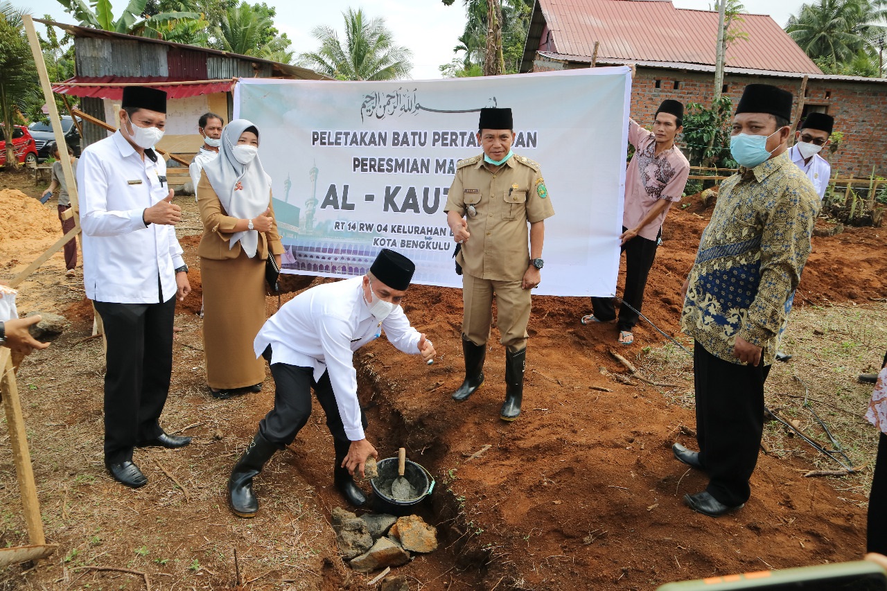 Dengan Semangat Swadaya, Warga Bangun Mesjid