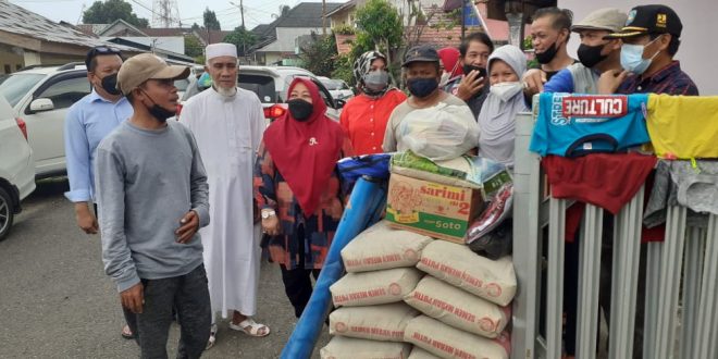 Warga Cendana Dibantu Walikota Helmi Hasan