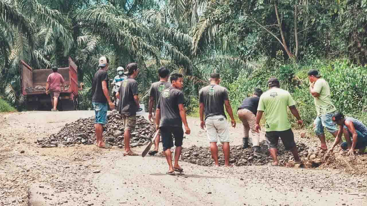 Agar Pejabat Enak Melintas, Komunitas Sopir Timbun Lubang Jalan