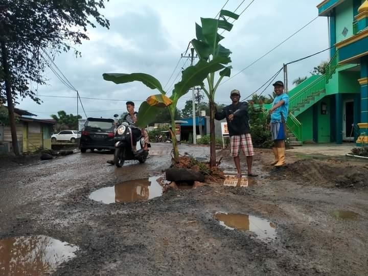 Di Depan Masjid, Jalinbar Ditanami Pisang