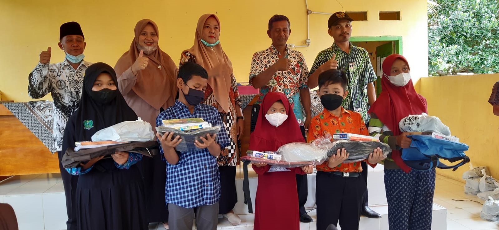 Peduli Pendidikan, Pemdes Suka Mulya Bantu Perlengkapan Sekolah