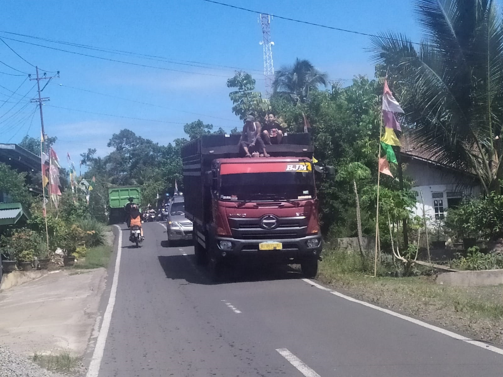 Ruas Jalan Negara Kian Mendesak