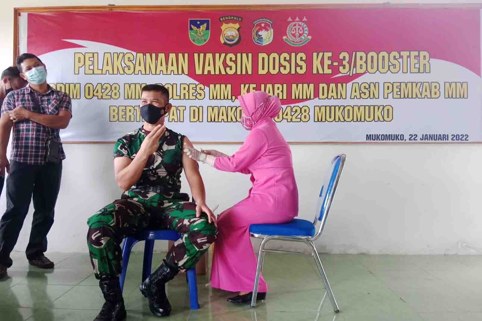 Dandim, Kapolres dan Kajari MM Kompak Suntik Booster