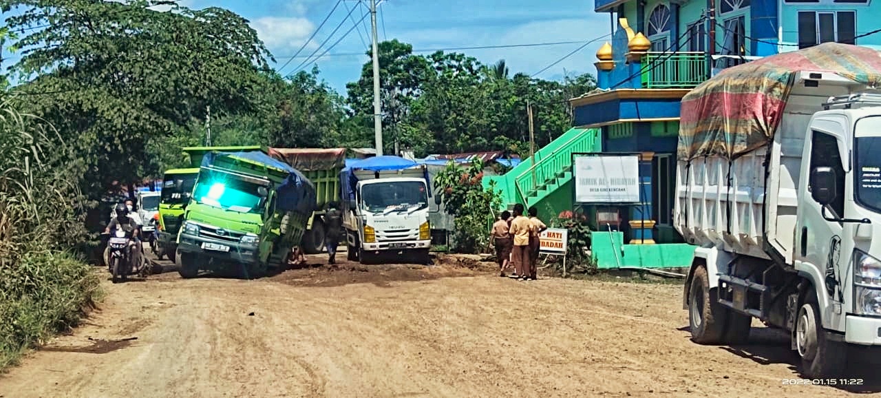 Truk Batu Bara “Ngubang” di Jalinbar