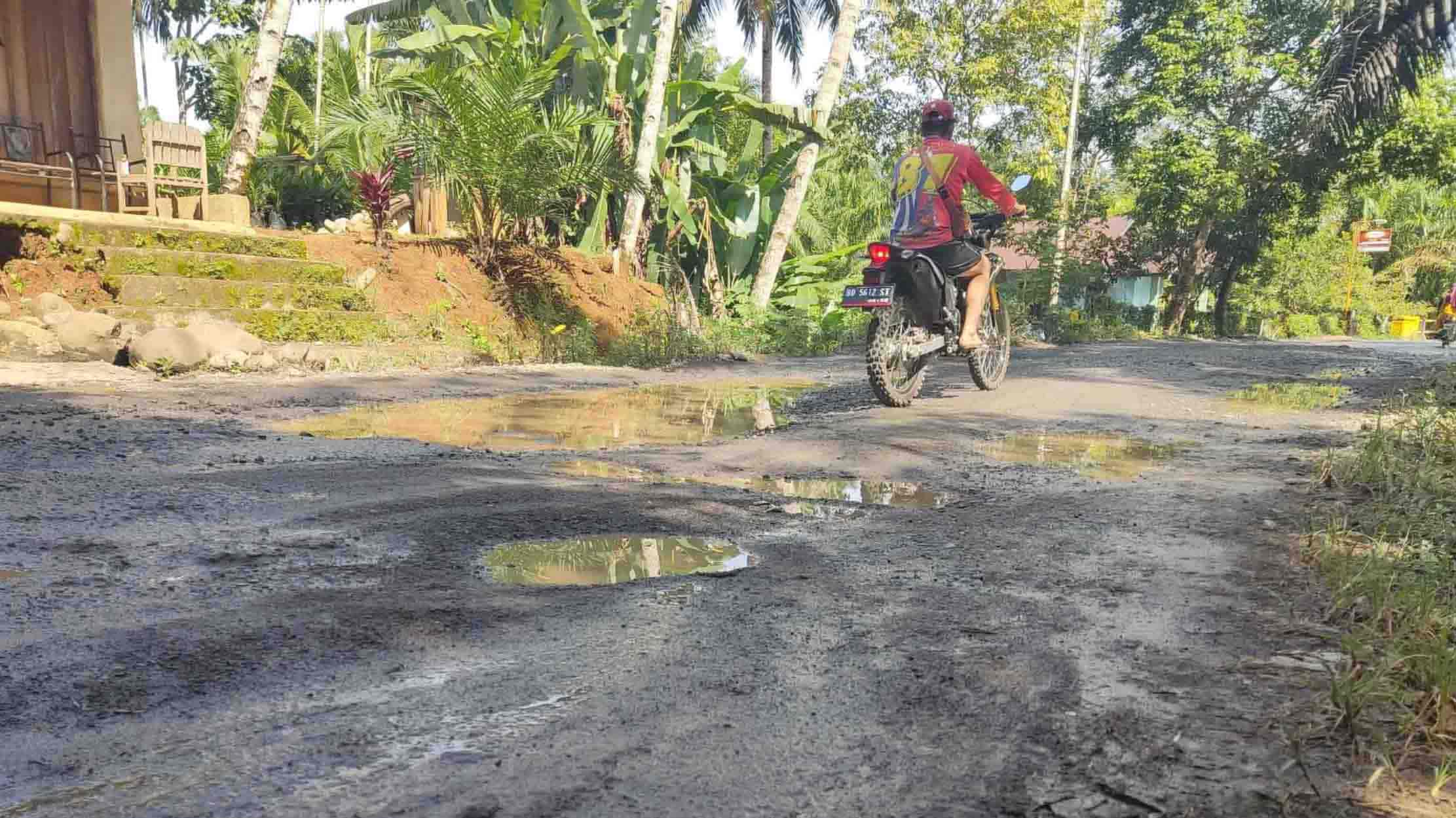 Jalan Hulu Palik – Kerkap Dipenuhi Lobang