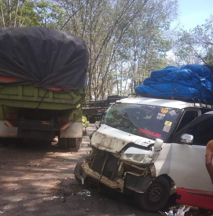 Fuso Batu Bara Vs Mini Bus, Jalinbar Macet