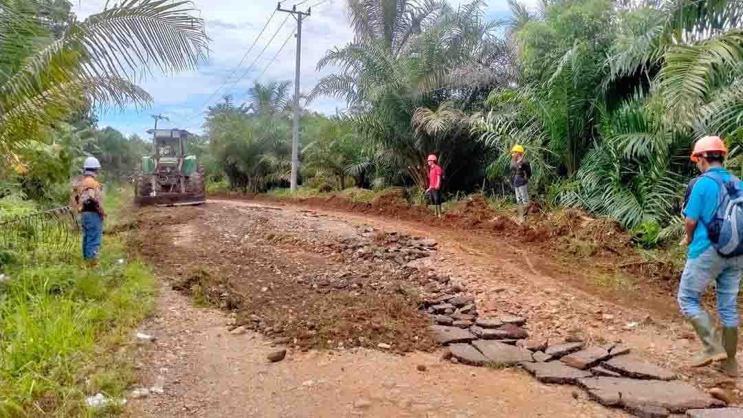 Rusak, Warga Desa Renah Kandis Swadaya Perbaiki Jalan