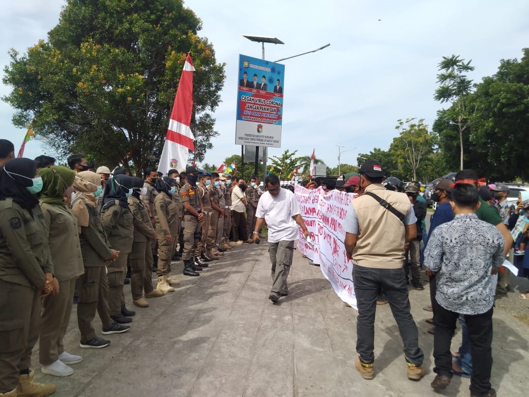 Puluhan Warga Rawa Mulya Geruduk Gedung Dewan