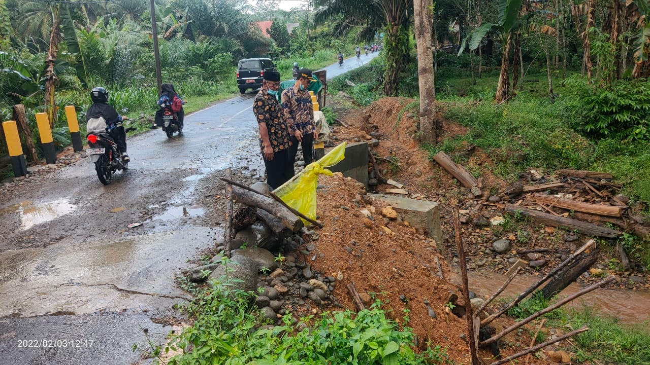 Tinjau Jalan Amblas, Camat Sentil Kepedulian PT Sandabi