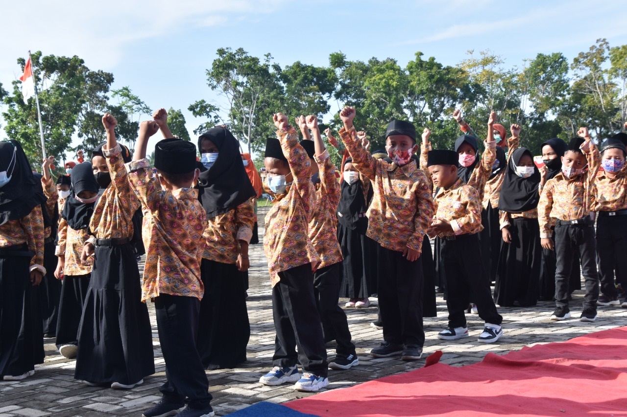 Mukomuko Pecahkan Rekor Muri Memakai Batik Etnik Terbanyak