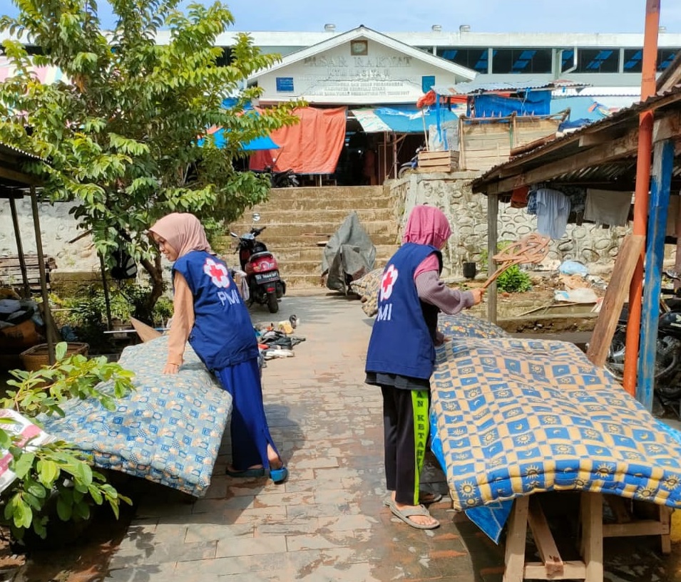 Air Mulai Surut, Relawan Bantu Bersihkan Rumah Warga