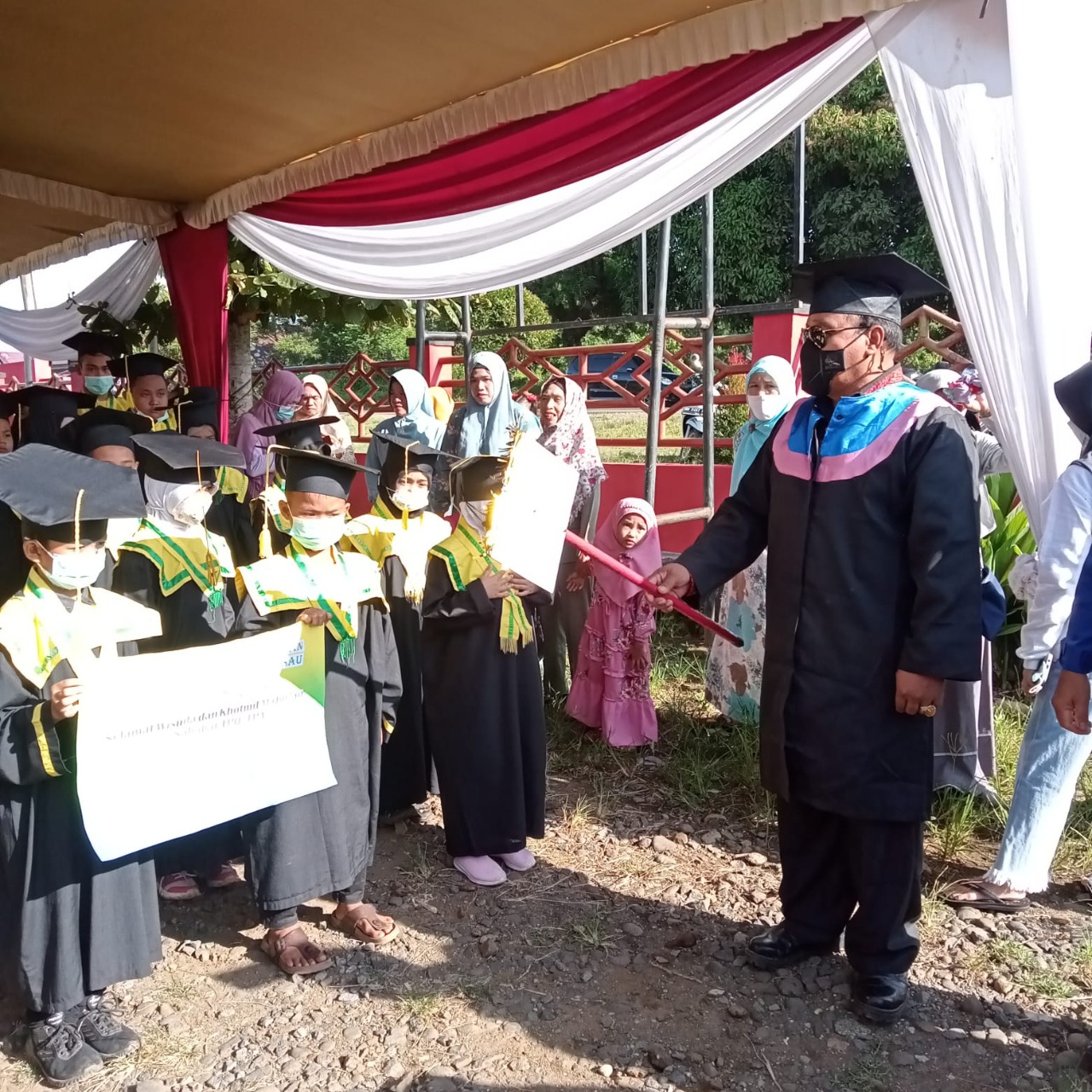 Wisuda Santri, LPK MM Fii Sabillah Lais Resmikan TK IT