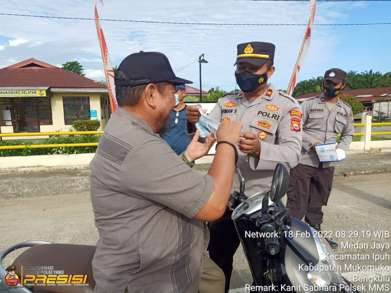 Polsek MMS Bagikan Masker Gratis ke Warga