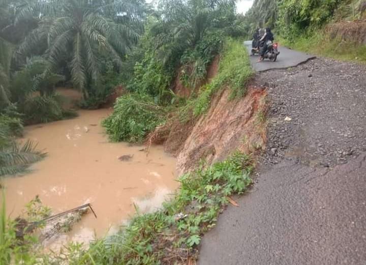 Hujan Deras, Abrasi Jalan BI-Kualalangi Makin Parah