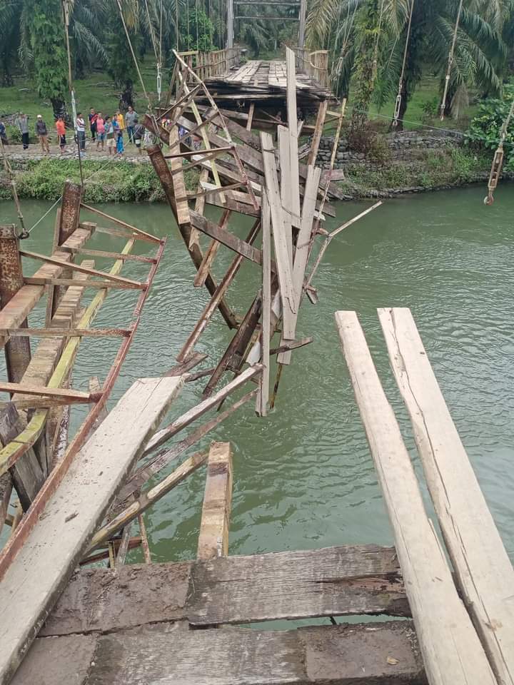 Jembatan Gantung Pondok Lunang Jebol, Mobil Hartop Terjun Ke Sungai