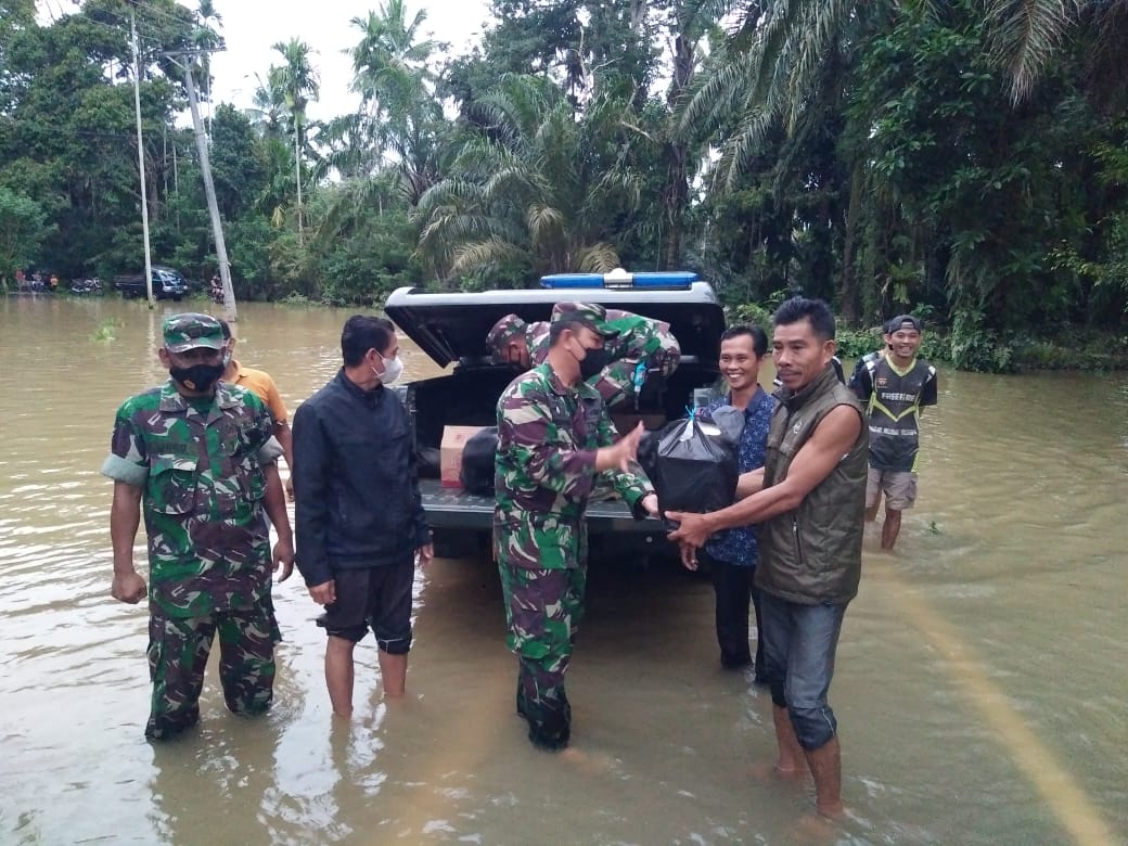 Tinjau Lokasi Banjir, Dandim Serahkan Bantuan