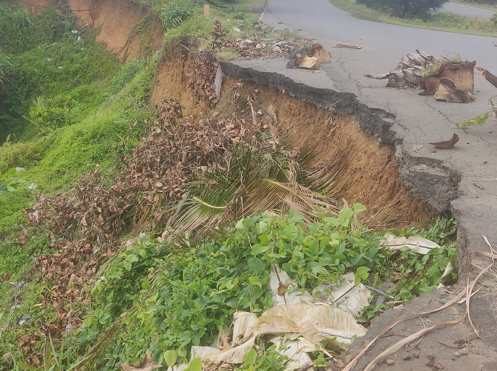 Waspada, Jalan Longsor Intai Nyawa Pengendara