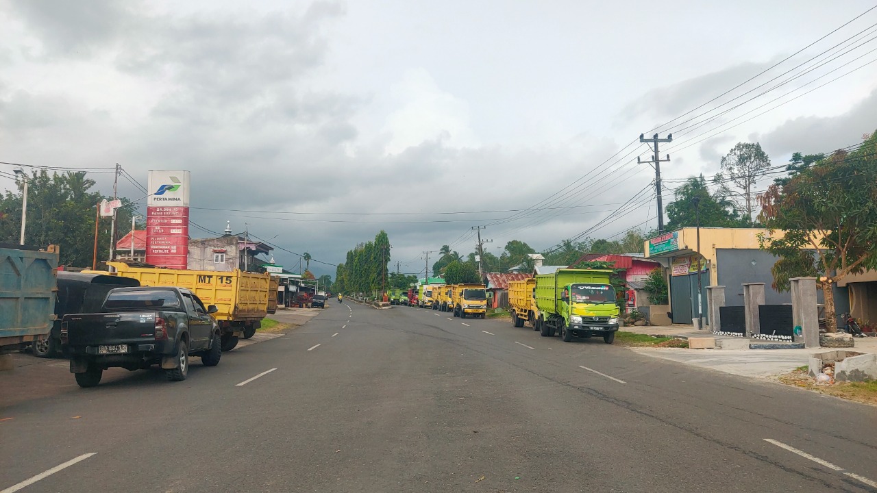 Antre Dapatkan Solar, Truk Angkutan ‘Ngular’