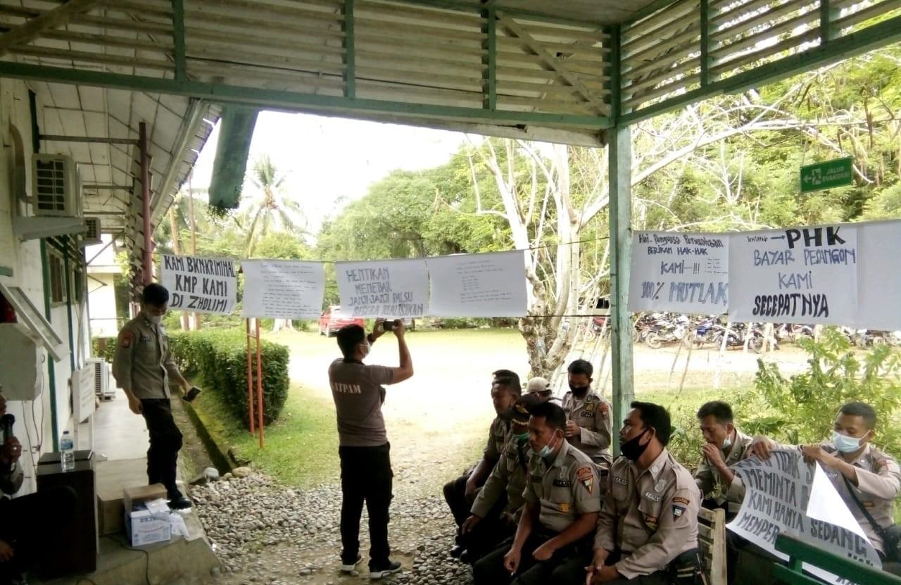 Orasi dan Bentang Spanduk, Pulang Tangan Kosong