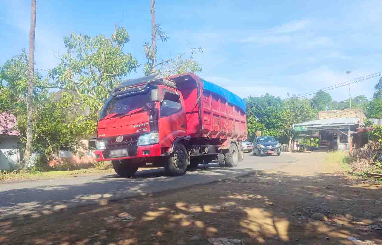 Aktivitas Truck Batu Bara di Jalan Tengah Dikeluhkan Warga