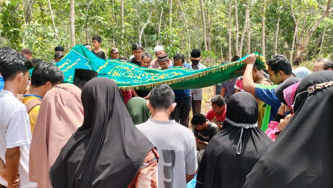 Innalillahi…Menanti Kelahiran Anak, Suami Tewas Tertimpa Sawit