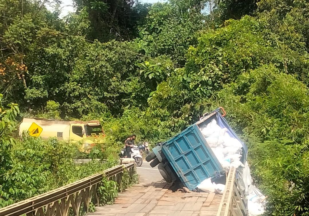 Truk Pupuk Terperosok di Jembatan Mumbang