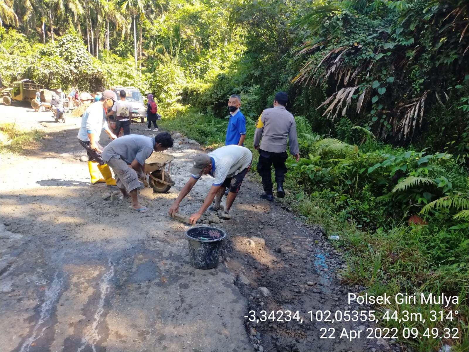 Lagi, Polisi dan Warga Goro Tampal Jalan Rusak