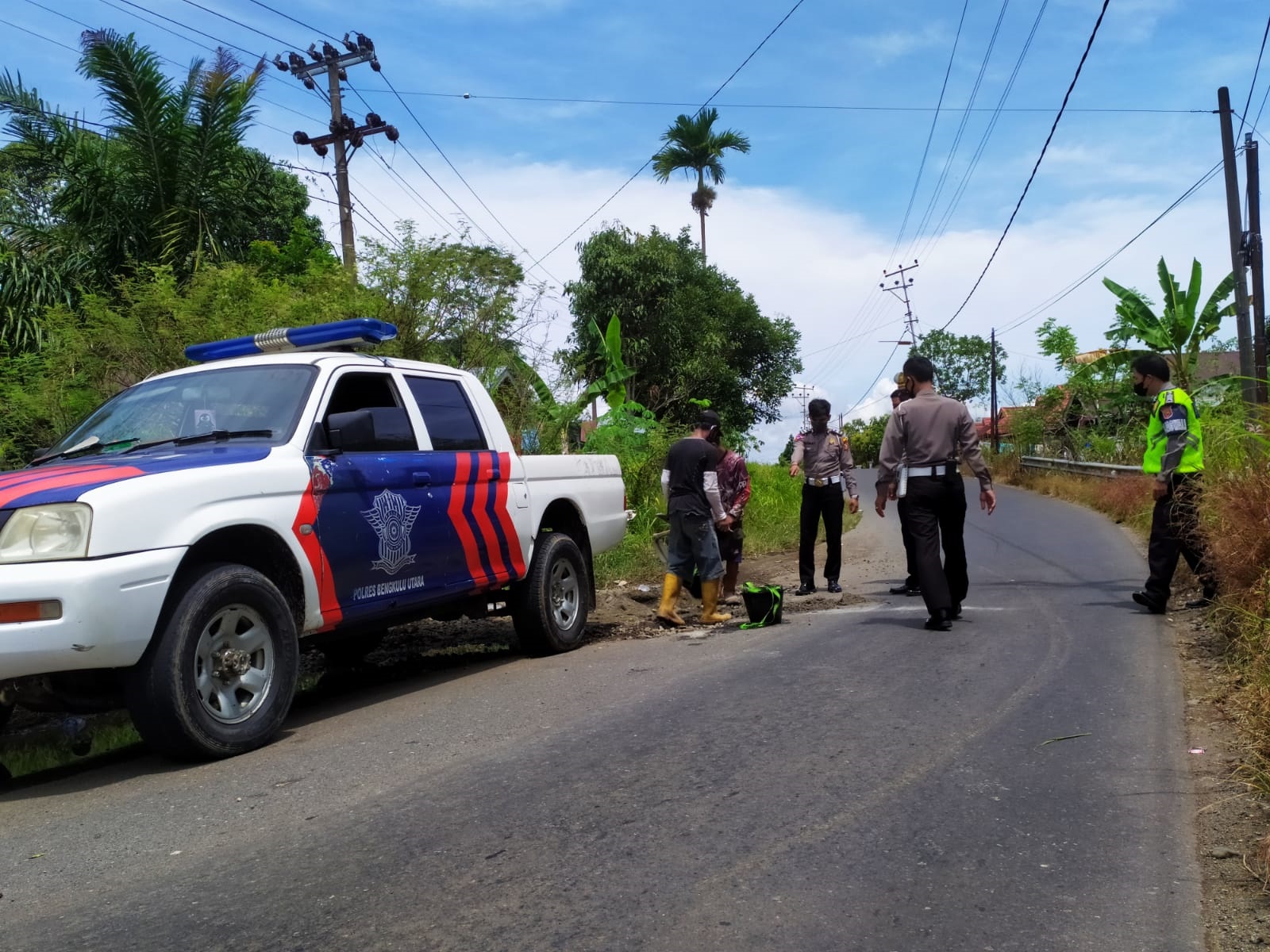 Polantas Tampal Jalan Rusak