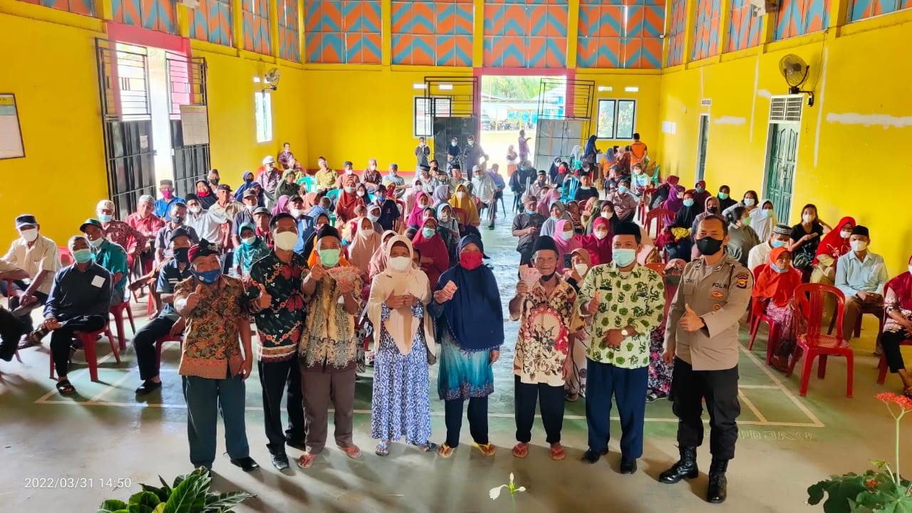 Ratusan Masyarakat Padang Jaya Sumringah Terima BLT