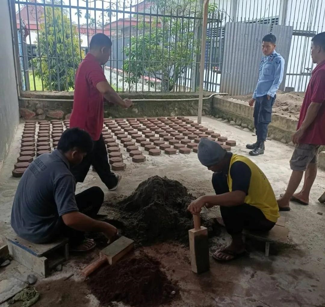 Kejar PNBP, Napi Buat Paving Block