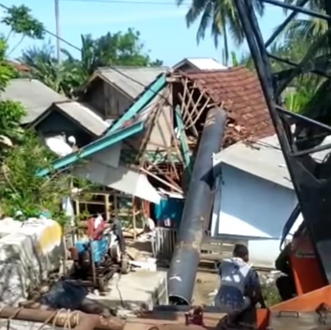 Rumah Warga Ditimpa Tiang Jembatan