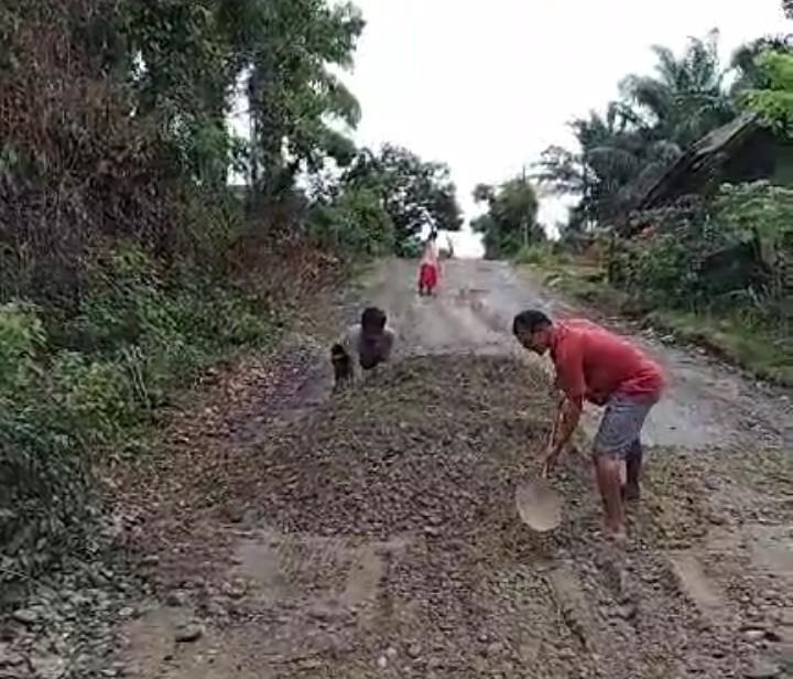 Warga ‘Patungan’ Perbaiki Jalan Kabupaten