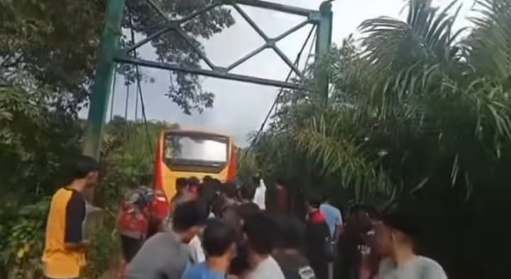 Bus Pengantin Nyaris Terjun di Jembatan Pagardin