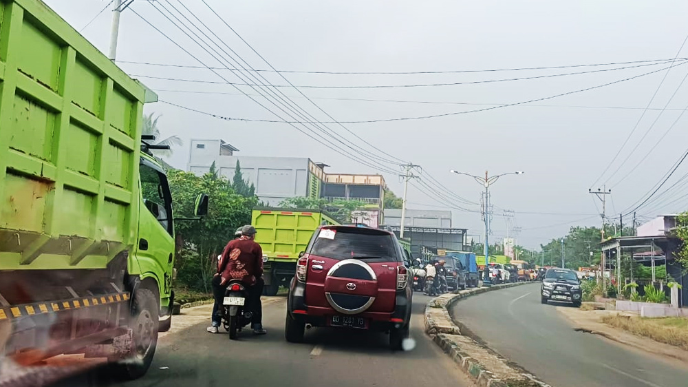 Pasokan BBM di Arga Makmur Disuplai dari Padang, Antri Panjang