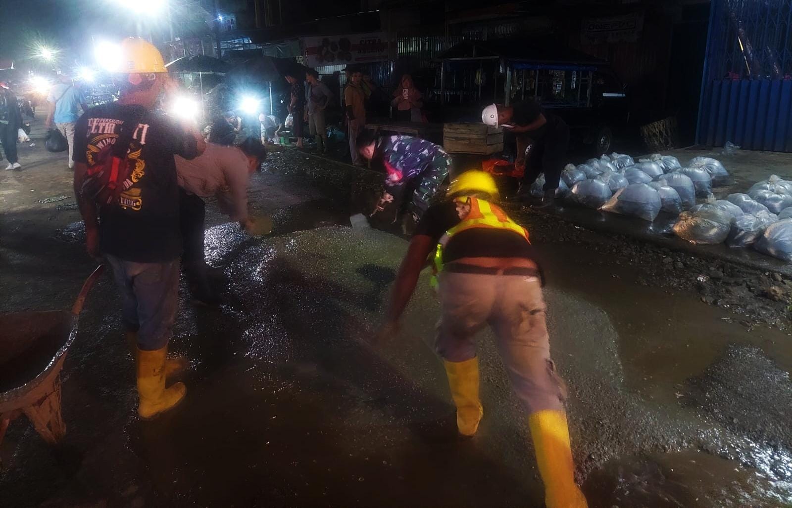 Babinsa Kodim Bengkulu Utara Minta Bantuan Perusahaan Tutup Jalan Berlubang di Pasar Purwodadi 