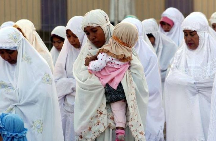 Anak Tantrum, Apakah Boleh Salat sambil Menggendong Anak?