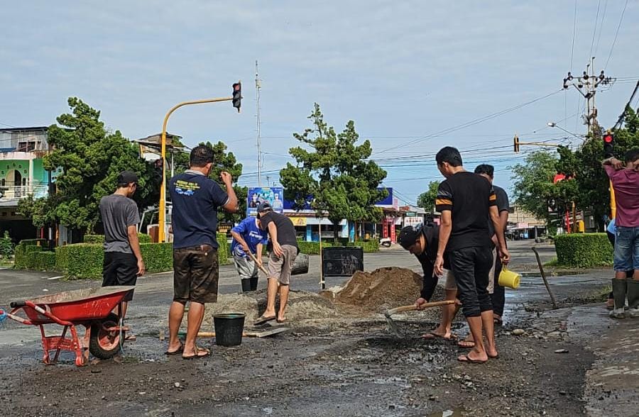 Rawan Kecelakaan, Belasan Pemuda Gelar Aksi Tambal Jalan di Simpang 4 Dwi Guna 