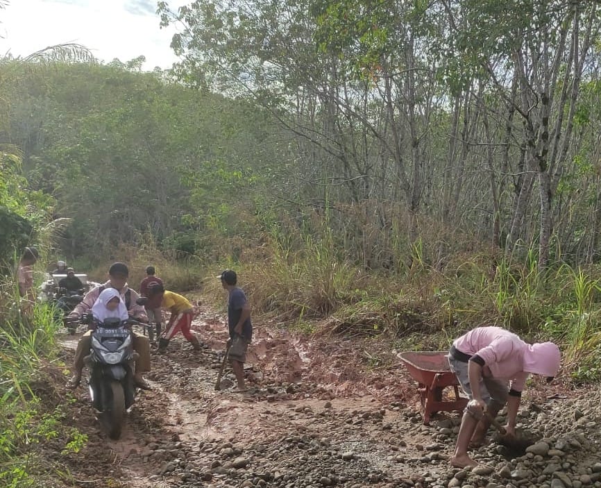 Kerap Dilewati Pejabat, Warga Kualalangi Gotong Royong Timbun Jalan Provinsi 