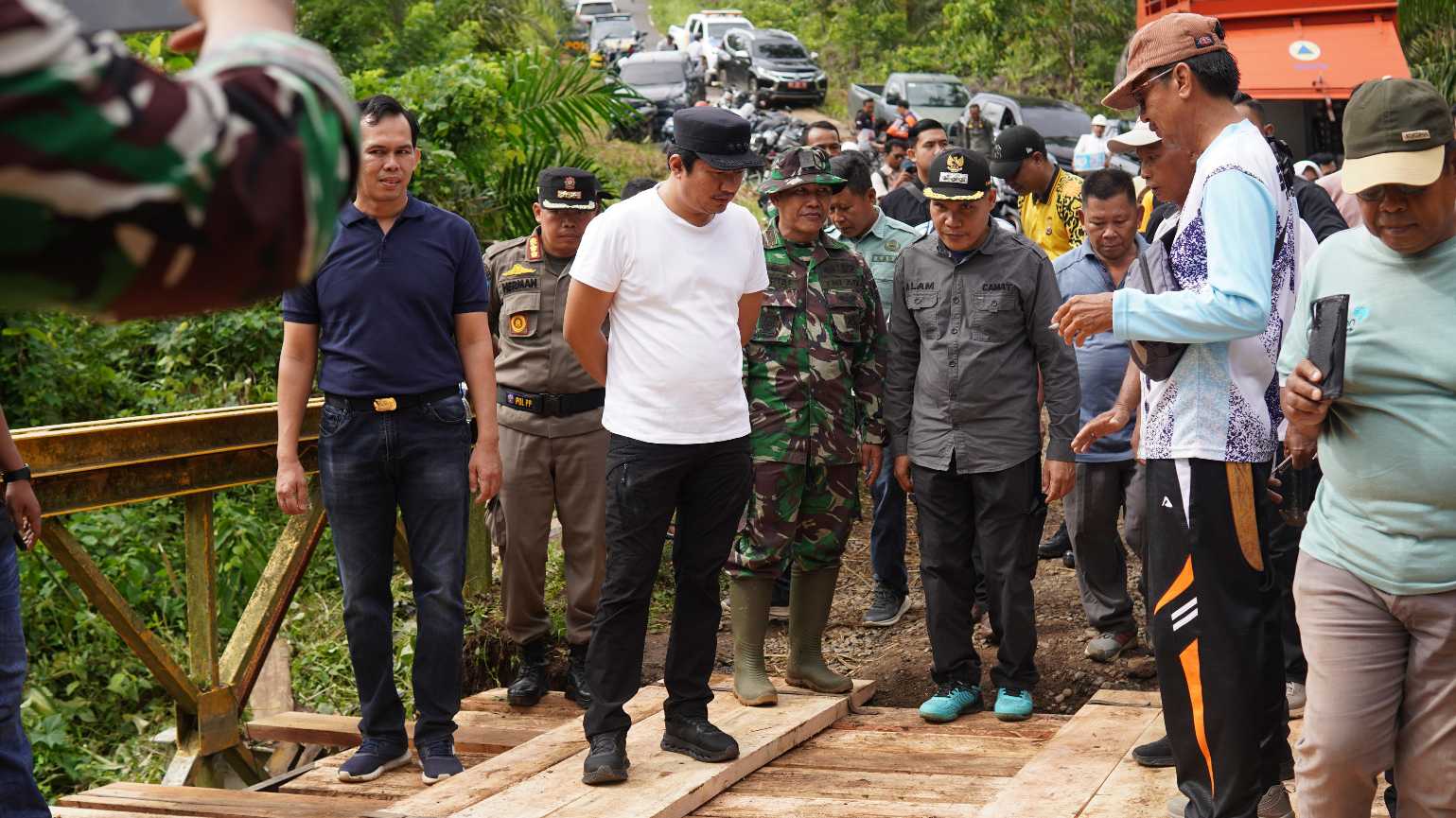 Rusak Berat, Arie Laporkan Kondisi Jembatan dan Jalan di Batik Nau ke Gubernur