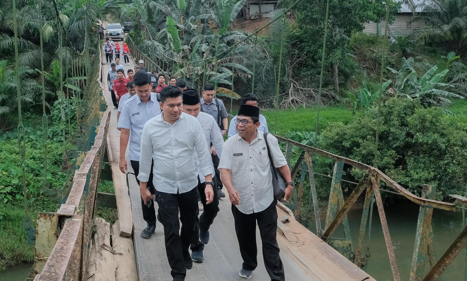 Silaturahmi Dengan Warga Pagardin, Arie Septia Adinata Pastikan Jalan dan Jembatan Dibangun