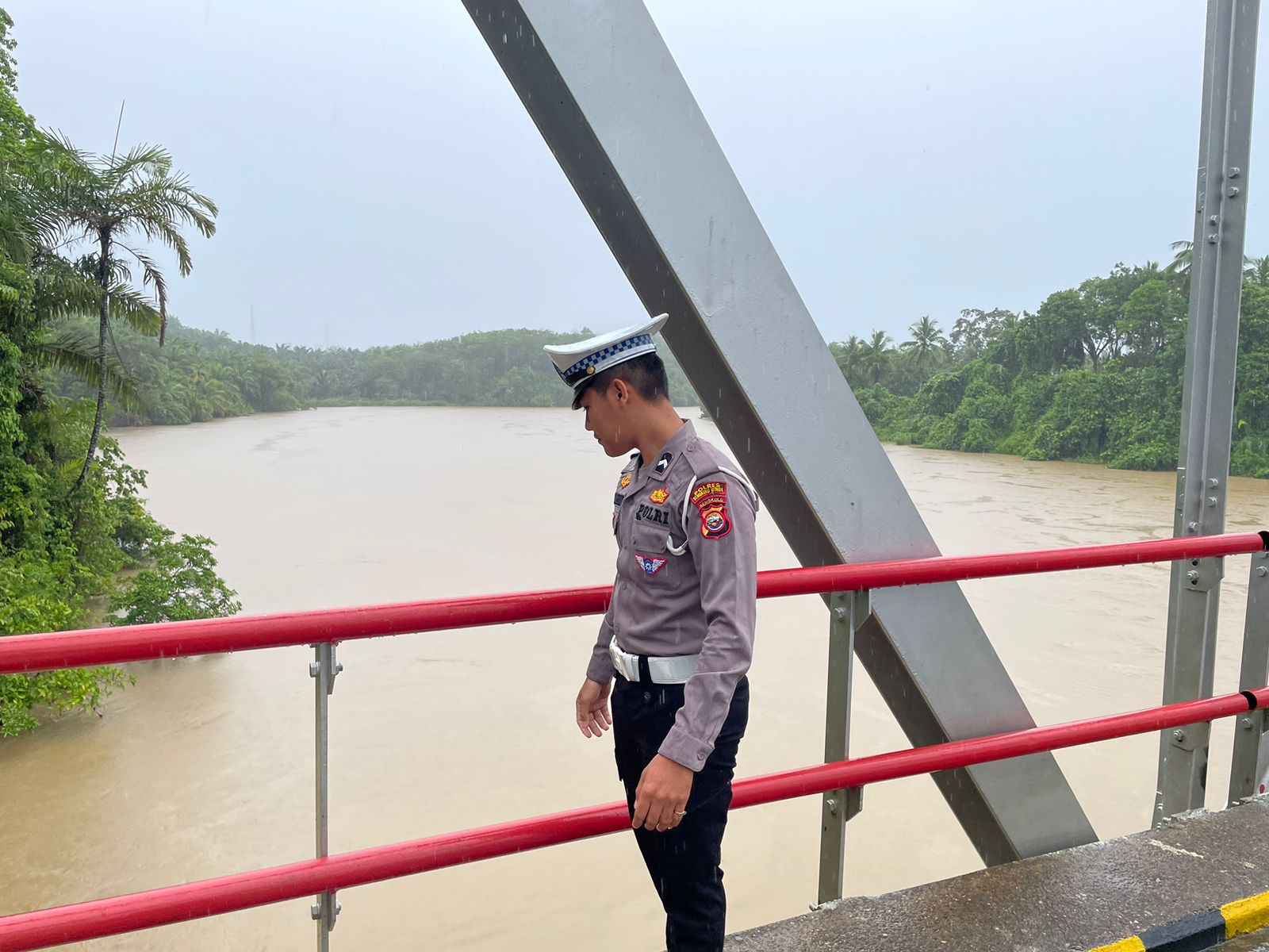 Antisipasi Banjir, Polsek Ketahun Patroli Pantau Debit Air Sungai, Kapolsek: Masih dalam Titik Aman!