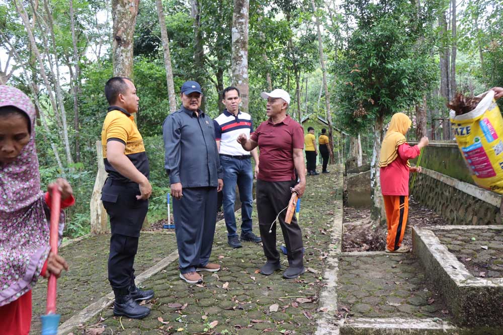 Ciptakan Lingkungan Asri, Kapolres Pimpin Aksi Bersih-bersih Hutan Kota