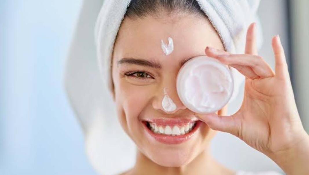 Jangan Pernah Pakai Peeling Serum Kalau Kamu Tidak Pakai Sunscreen atau Pelembab!