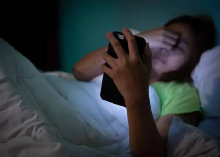 Masih Banyak yang Melakukan, Ternyata Main Hp Sebelum Tidur Ternyata Bisa Buat Muka Menua