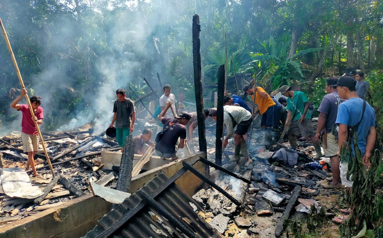 Tempo 40 Menit, Rumah Warga Bukit Makmur Ludes Terbakar