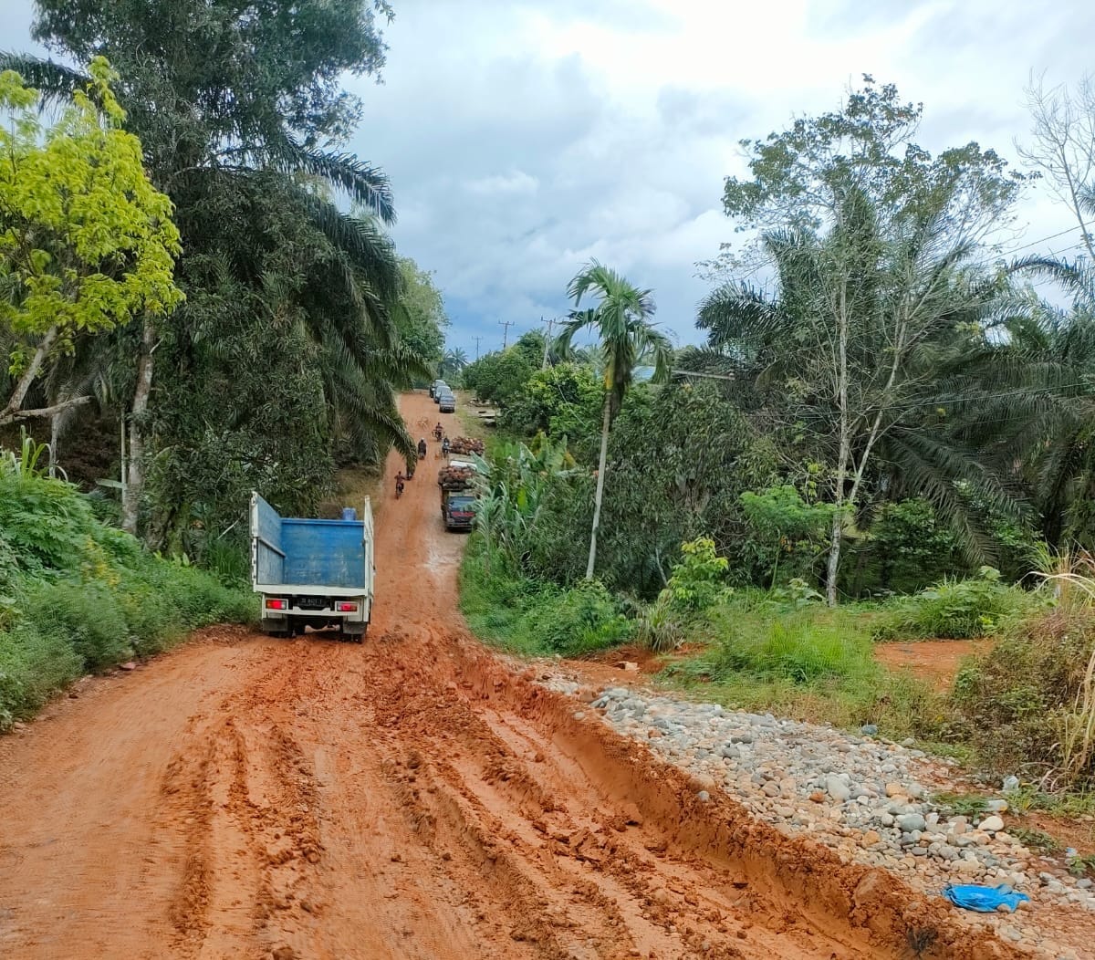 Jalan Provinsi di Suka Makmur ke Air Putih Babak Belur