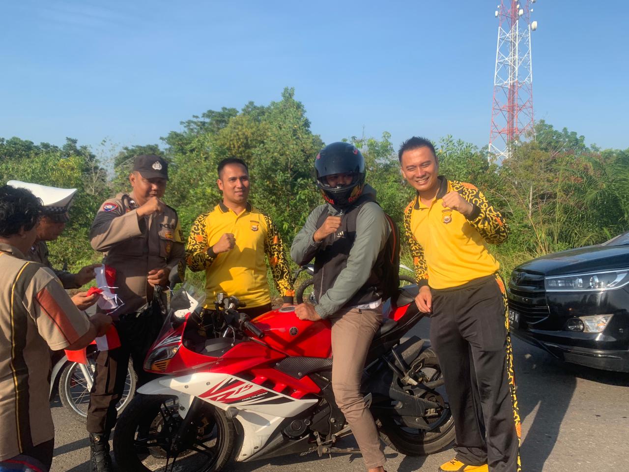 Polsek Ketahun Bagikan Bendera Merah Putih Gratis ke Pengendara Umum