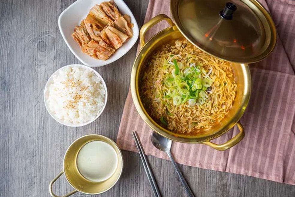 Cepat Hindari, Ahli Gizi Ungkap Dampak Negatif Makan Mi Campur Nasi yang Ternyata Berbahaya Bagi Tubuh