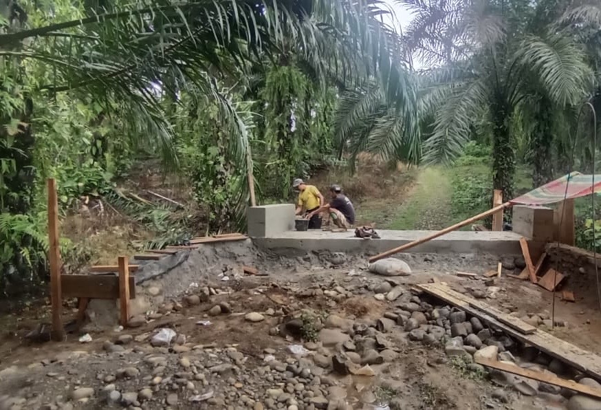 Manfaatkan DD Tahap II, Pemdes Marga Jaya Bangun Plat Deker