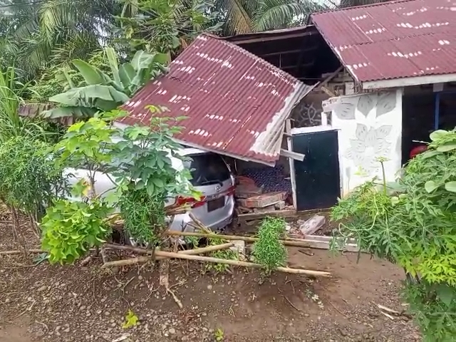 Subuh Tadi, Mobil Plat Merah Sruduk Rumah Warga